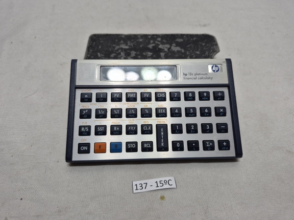 Calculadora financeira HP12C prateada platinum visor com os números claros funcionando