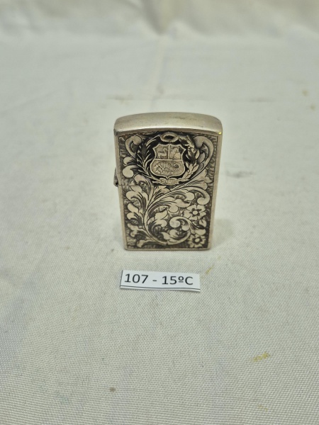 Antigo isqueiro Zippo em prata de lei Sterling ricamente trabalhada com brasão e relevos, década de 50. Medindo 6cm de altura.