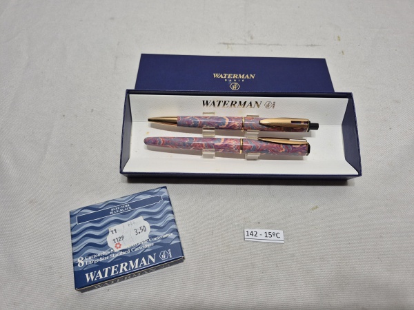 Conjunto de caneta tinteiro e caneta esferográfica Waterman Paris com acabamento marmorizado em tons de rosa e azul, detalhes folheados a ouro, acompanha estojo original azul e 1 caixa com 8 cartuchos