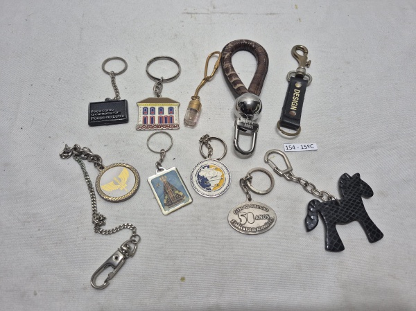 Lote de 10 chaveiros diversos para colecionador.