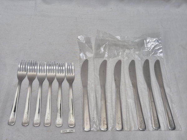 Jogo de 12 talheres de sobremesa em aço inox Hercules, da antiga cia aérea Varig Rio Sul. Medindo o garfo 16cm de comprimento, faca 19cm de comprimento.