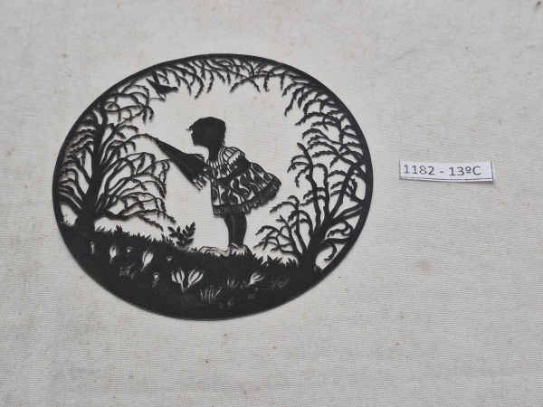 Antigo e raro Scherenschnitt (recorte de silhueta) de autoria de Karl Thylmann (1888-1916), um artista alemão conhecido por suas xilogravuras e recortes em papel. Medindo 11,5cm de diâmetro.