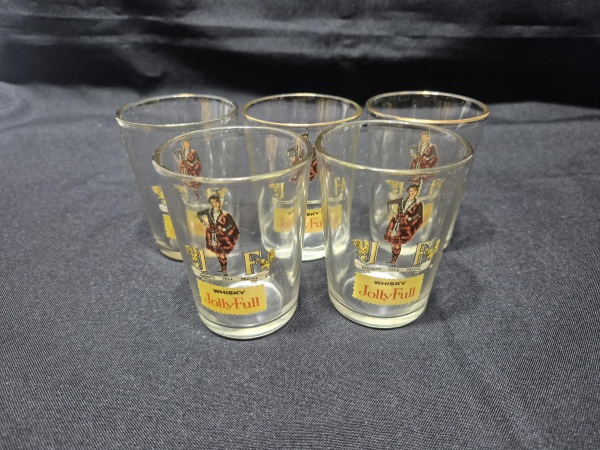 Jogo de 5 copos de whisky com propaganda do whisky Jolly Full em vidro. Medindo 6cm x 8cm de altura.