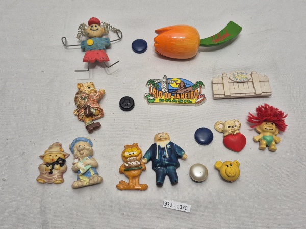 Lote de 16 imãs de geladeira diversos para coleção. Sendo um com restauro.