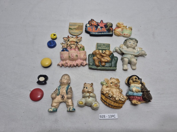 Lote de 15 imãs de geladeira diversos para coleção. Um deles com leve bicado.