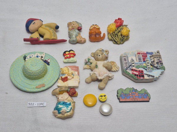 Lote de 14 imãs de geladeira diversos para coleção.