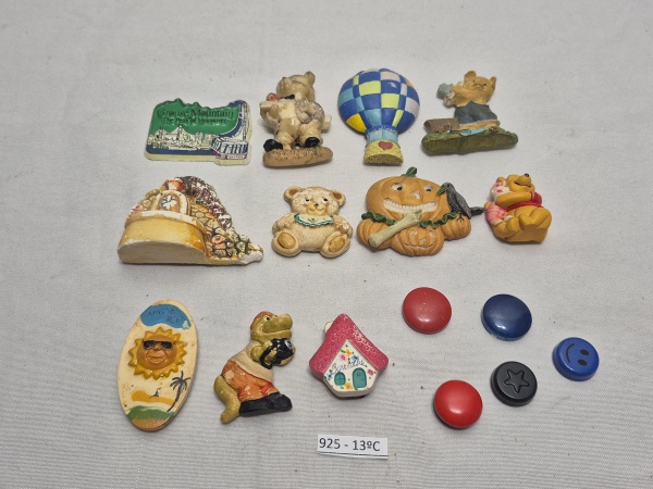 Lote de 15 imãs de geladeira diversos para coleção. Um deles com restauro.
