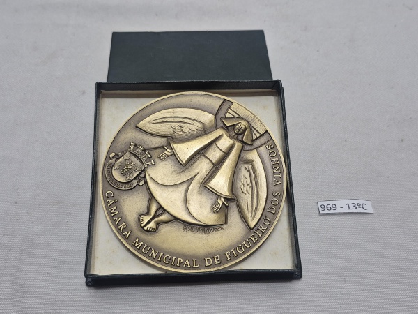 Medalha Comemorativa em bronze, verso "Camara Municipal Figueiró Dos Vinhos"; anverso "Foral de Figueire - 800 anos. 1204 - 2004". Medindo 9cm de diâmetro.