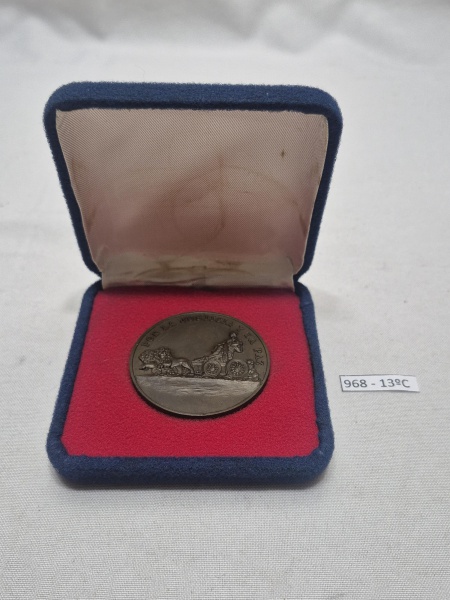 Medalha em bronze verso "I Reunion de Ciudades Capitales Iberoamericanas . Madrid 12-X-82 ."; anverso "Por La Justicia y la paz". Medindo 5cm de diâmetro.