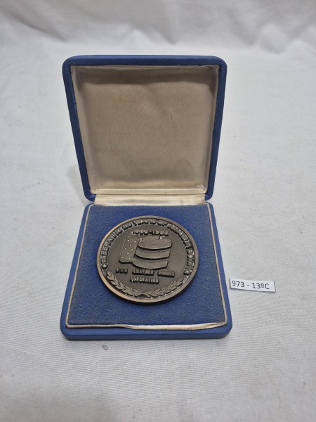 Medalha comemorativa em bronze "Celebrating 100 years of amateur boxing. 1888-1988. USA Amateur Boxing Federation". Medindo 6,5cm de diâmetro.