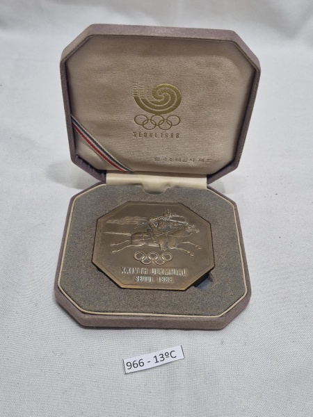 Medalha da Coréia do Sul - 1988 - Olímpiadas de Seoul. Medindo 6,5cm x 6,5cm. No estojo oficial.