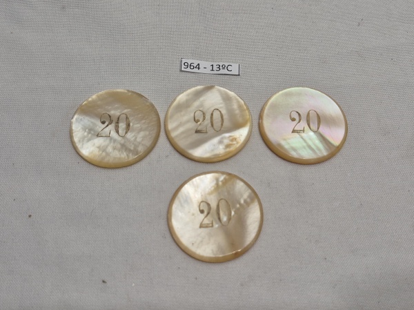 Lote de 4 fichas de poker em madrepérola. Medindo 4,5cm de diâmetro.