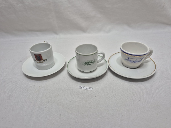 Lote de 3 xícaras de café em porcelana com propagandas diversas para colecionador. Sendo uma em porcelana francesa de Limoges.