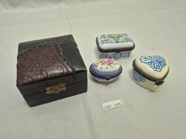 Lote de 4 caixinhas decorativas, sendo 3 em porcelana e 1 em couro. Medindo 8,5cm x 8,5cm x 5cm de altura.