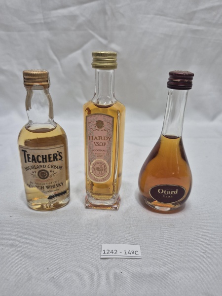 Lote de 3 garrafas de bebidas alcoólicas para decoração. Por conta do produto está lacrado, não nos responsabilizamos pela integridade do conteúdo.