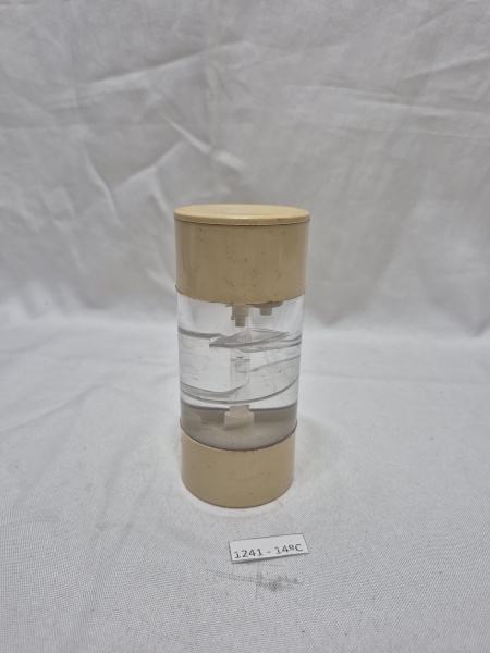 Temporizador liquido ou ampulheta de óleo, vintaga da década de 70. Medindo 5cm x 12cm de altura.