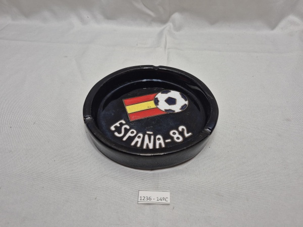 Cinzeiro em cerâmica vitrificada, comemorativo da Copa do Mundo Fifa de 1982, realizada na Espanha. Medindo 15,5cm de diâmetro.