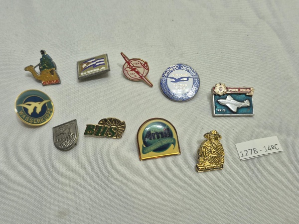 Lote de 10 broches, pins de materiais diversos para colecionador.