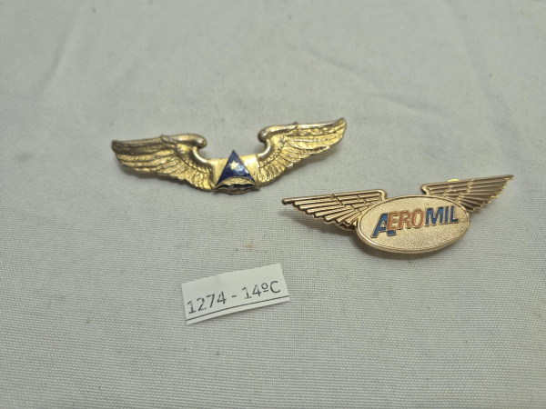 Lote de 2 broches, insignias da extinta cia aérea Cruzeiro do Sul e da Aeromil em metal dourado esmaltado. Medindo 8cm.