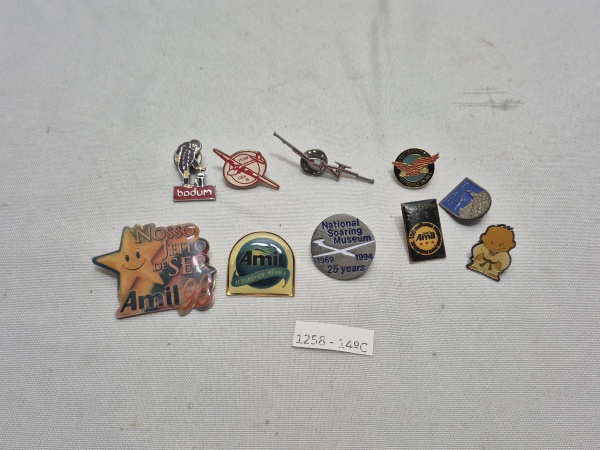 Conjunto com 10 pins variados, incluindo peças promocionais da Amil, Bodum e do National Soaring Museum, além de exemplares comemorativos e temáticos diversos, em metal esmaltado e plástico, todos em