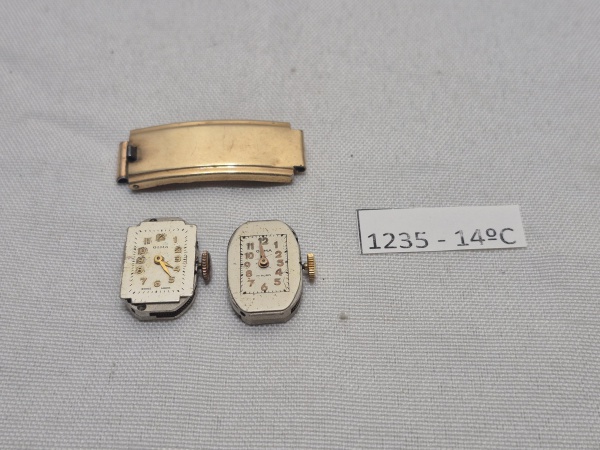 Lote de 2 maquinários de relógio de pulso feminino vintage da marga Olma e presilha de relógio folheado à ouro. Medindo a presilha 3,5cm x 2,7cm. Funcionamento desconhecido.
