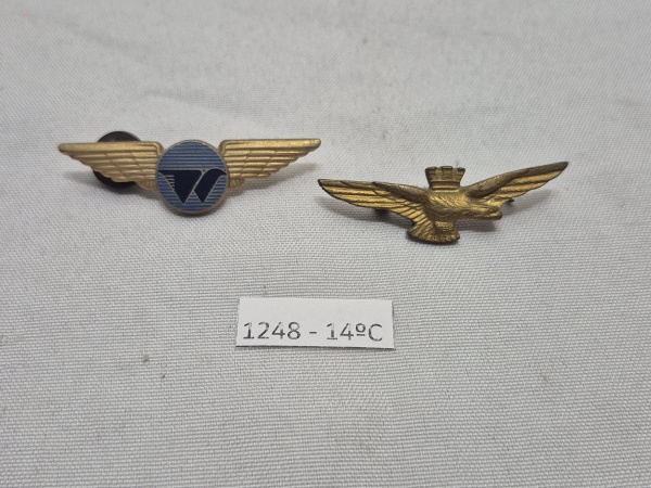 Lote de 2 breves de aviação, sendo 1 de piloto da aeronáutica militar italiana em metal dourado. Medindo 5cm.
