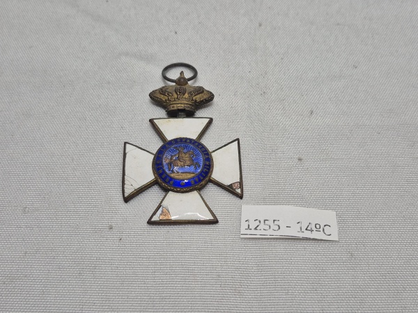 Medalha espanhola da Real e Militar Ordem de São Hermenegildo, confeccionada em metal dourado com esmalte branco e azul, apresentando coroa real no topo e a inscrição Premio a la Constancia Militar, c