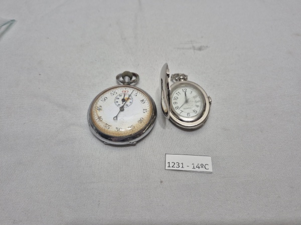 Antigo relógio de bolso e cronometro de bolso em metal. Medindo o maior 5cm de diâmetro. No estado.