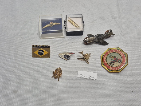 Lote de 8 pins e broches temáticos variados, incluindo motivos de aviação, nacionalismo brasileiro e moto clube Bodes do Asfalto. Peças metálicas e esmaltadas, algumas em mini expositores de acrílico.