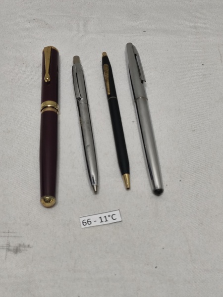 Lote de 4 canetas, sendo 2 tinteiros e 2 esferográficas, 1 delas é Cross.