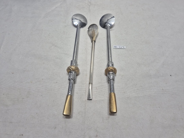 Lote de 3 bombas de chimarrão, sendo uma em alpaca e duas em metal. Medindo a maior 24cm de compriemnto.
