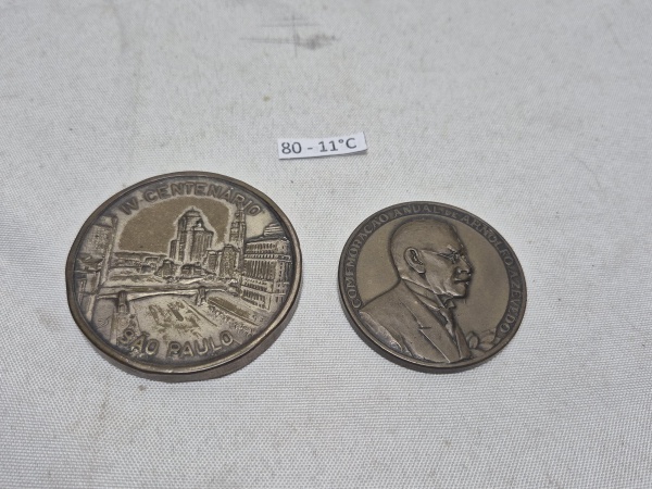 Lote de caixa na forma de medalha em metal e medalão "Comemoração Anual Arnolfo Azevedo". Medindo a maior 6cm de diâmetro.