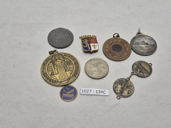 Lote de 9 medalhas comemorativas em materiais diversos. Medindo o maior 4,5cm de diâmetro.