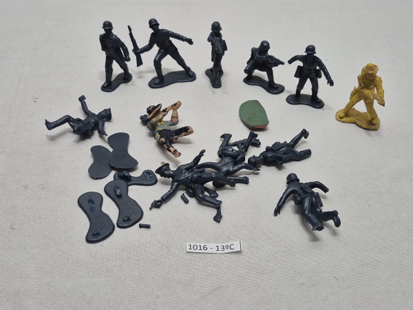 Lote de diversos soldadinhos em plástico duro. Medindo em media 5cm de altura. No estado.