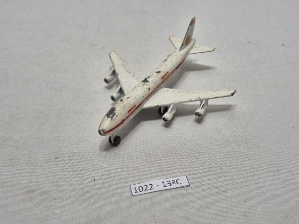 Miniatura de avião boing em metal espanhol da Playme. Medindo 12cm x 10cm.