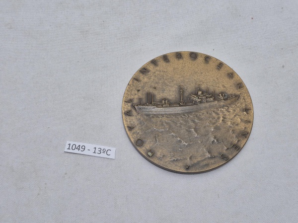 Medalha em bronze comemorativa da Royal Interocean Lines (RIL), uma notável companhia de navegação holandesa. Medindo 8cm de diâmetro.