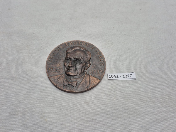 Medalha de Bronze em homenagem ao Cônsul Carlos Renaux (1862-1945). Medindo 7cm de diâmetro.