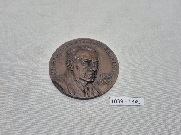 Medalha de Bronze em homenagem ao Dr. Armando Arruda Pereira (1889-1955). Medindo 7cm de diâmetro.