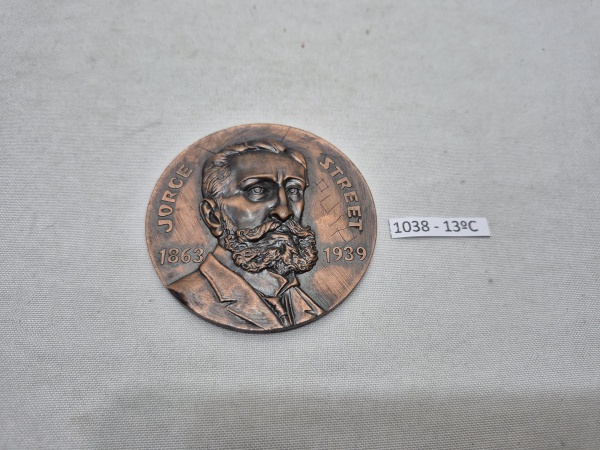 Medalha de bronze - Jorge Street - Homenagem da Confederação Nacional da Industria. 1863-1939. Medindo 7cm de diâmetro.