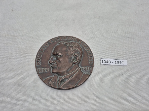 Medalha de Bronze em homenagem de Roberto Cochrane Simonsen (1889-1948). Medindo 7cm de diâmetro.