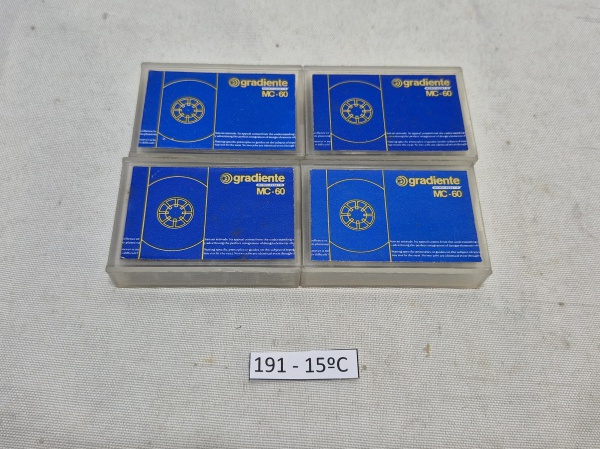 Conjunto com 4 microcassetes Gradiente MC-60 originais, acompanhados de estojos protetores individuais de acrílico, ideais para uso em gravadores e microgravadores da época.