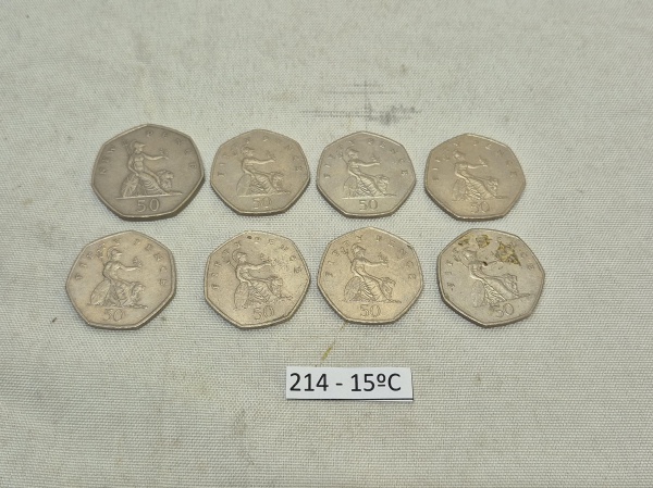 Conjunto de 8 moedas de 50 pence britânicas em circulação apresentando a efígie de Britannia sentada com leão.