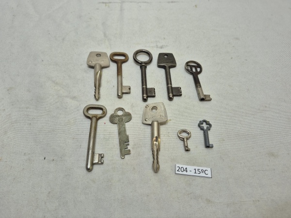 Lote de 10 chaves antigas para colecionado. Medindo a maior 7,5cm de comprimento.