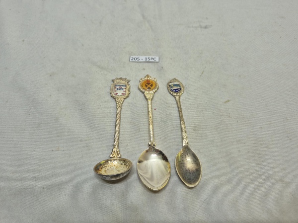 Lote de 3 colheres de café em metal prateado com brasão na ponta. Medindo a maior 11,5cm de comprimento.