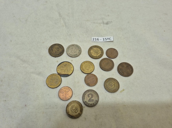 Lote de 14 moedas alemães, valores, datas e materiais diversos.