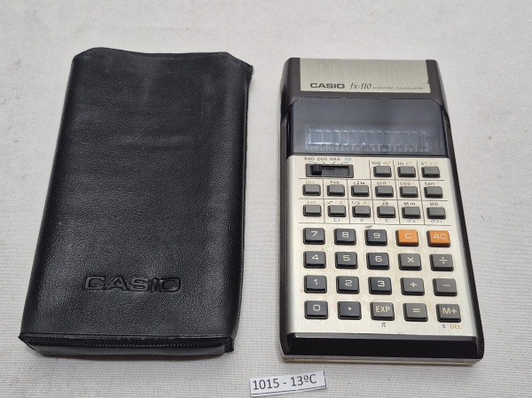 Antiga calculadora cientifica Casio fx-110, no estojo. No estado.