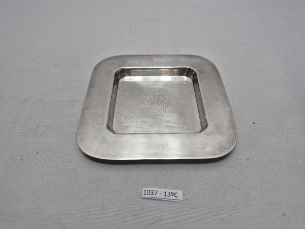 Linda salva, petisqueira em prata 90 com logo do posto Shell. Medindo 14cm x 14cm.