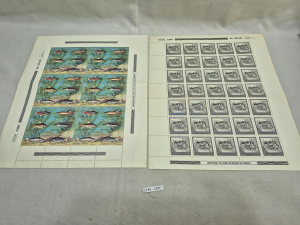 Lote de 2 folhas completas de selos 1º dia de circulação, com selos Series Peixes 36 unidades de 1976 e Serveloco Motiva 35 unidades 1977.