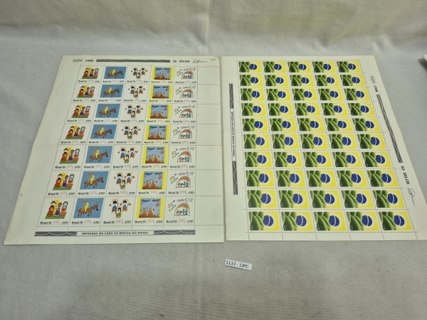 Lote de 2 folhas completas de selos 1º dia de circulação, com selos de Natal 1976 e Brasil 1979 com 50 selos.