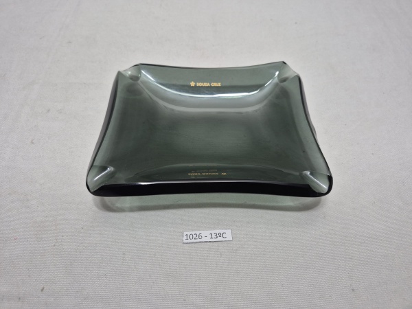 Lindo cinzeiro retangular em vidro fume da Souza Cruz. Medindo 16cm x 12cm x 3cm de altura.